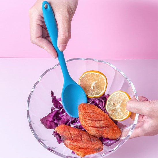 Cuillère en silicone souple facile utile