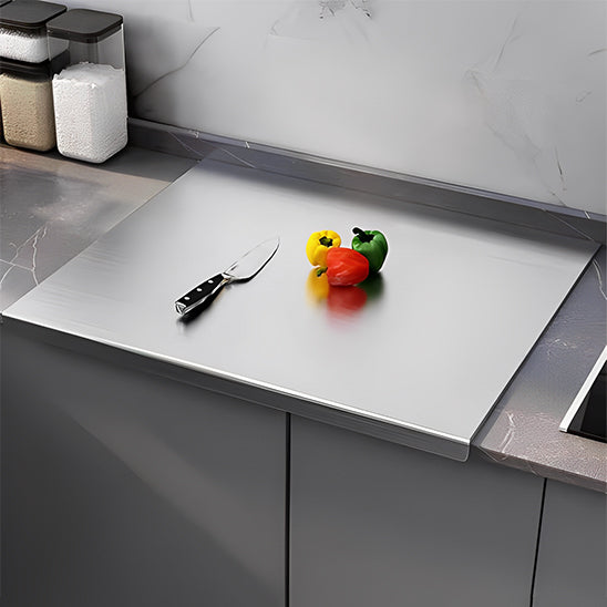 Planche à découper en acier inoxydable avec couteau tranchant et légumes frais 