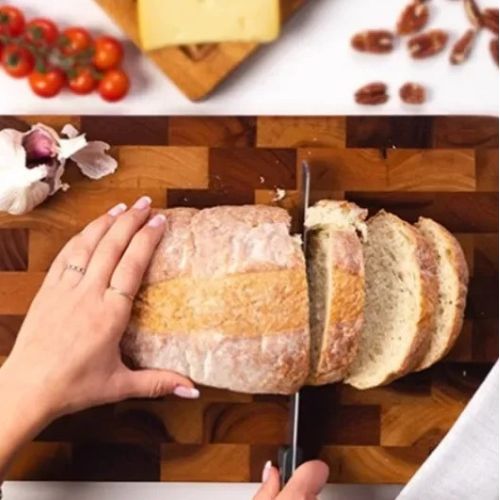 Planche à découper en bois ergonomique
