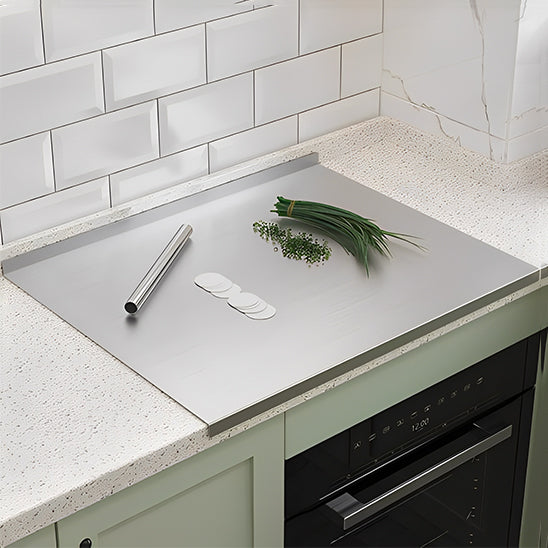 Planche à découper en inox avec des herbes aromatiques 